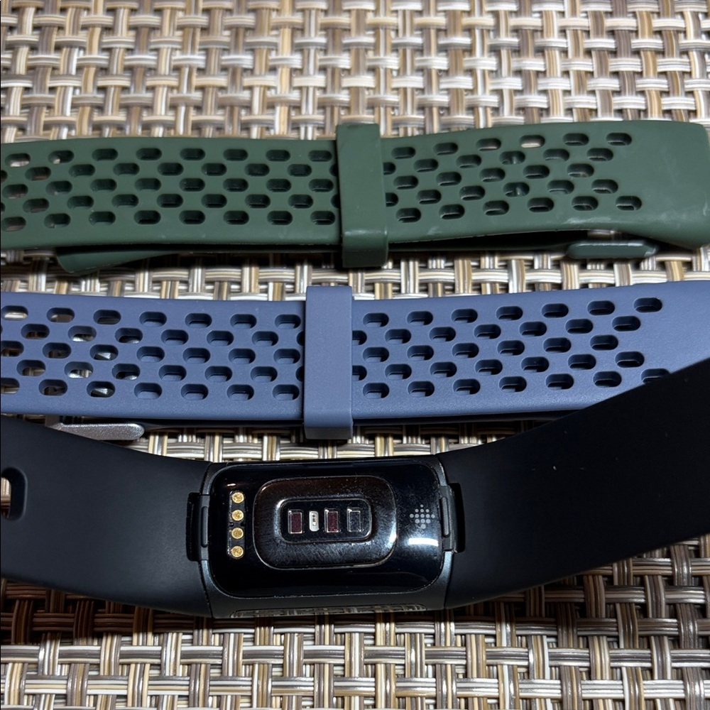 Fitbit Charge 5 - Black Smartwatch w/ charger & extra bands - Picture 3 of 5